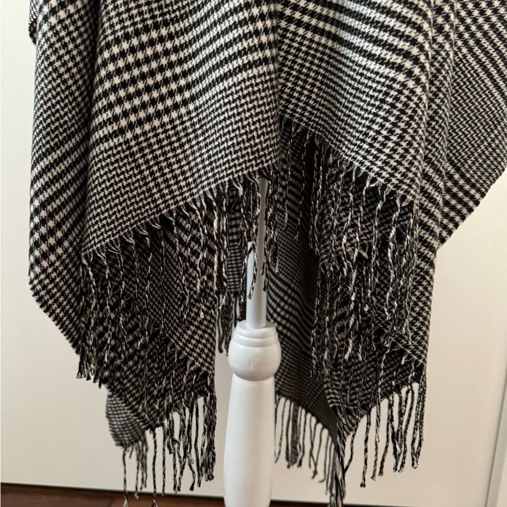 NWOT Cejon Black White Houndstooth Open Front Fringe Poncho Cape OS - Picture 5 of 11